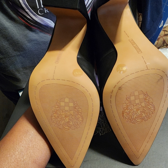 Black leather Vince Camuto heels, size 6M - Picture 3 of 6